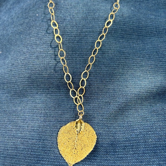 Beautiful Gold Leaf Chain Necklace - Picture 4 of 4